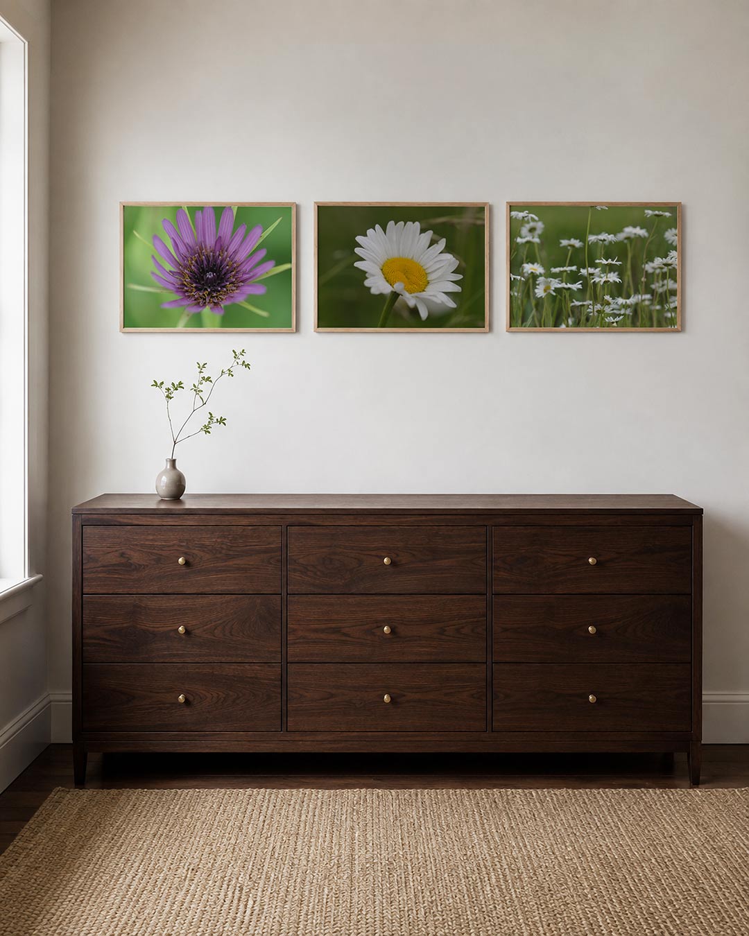 Interieur met liggend fotografisch drieluik bloemen in zacht groen – Gerald Emming