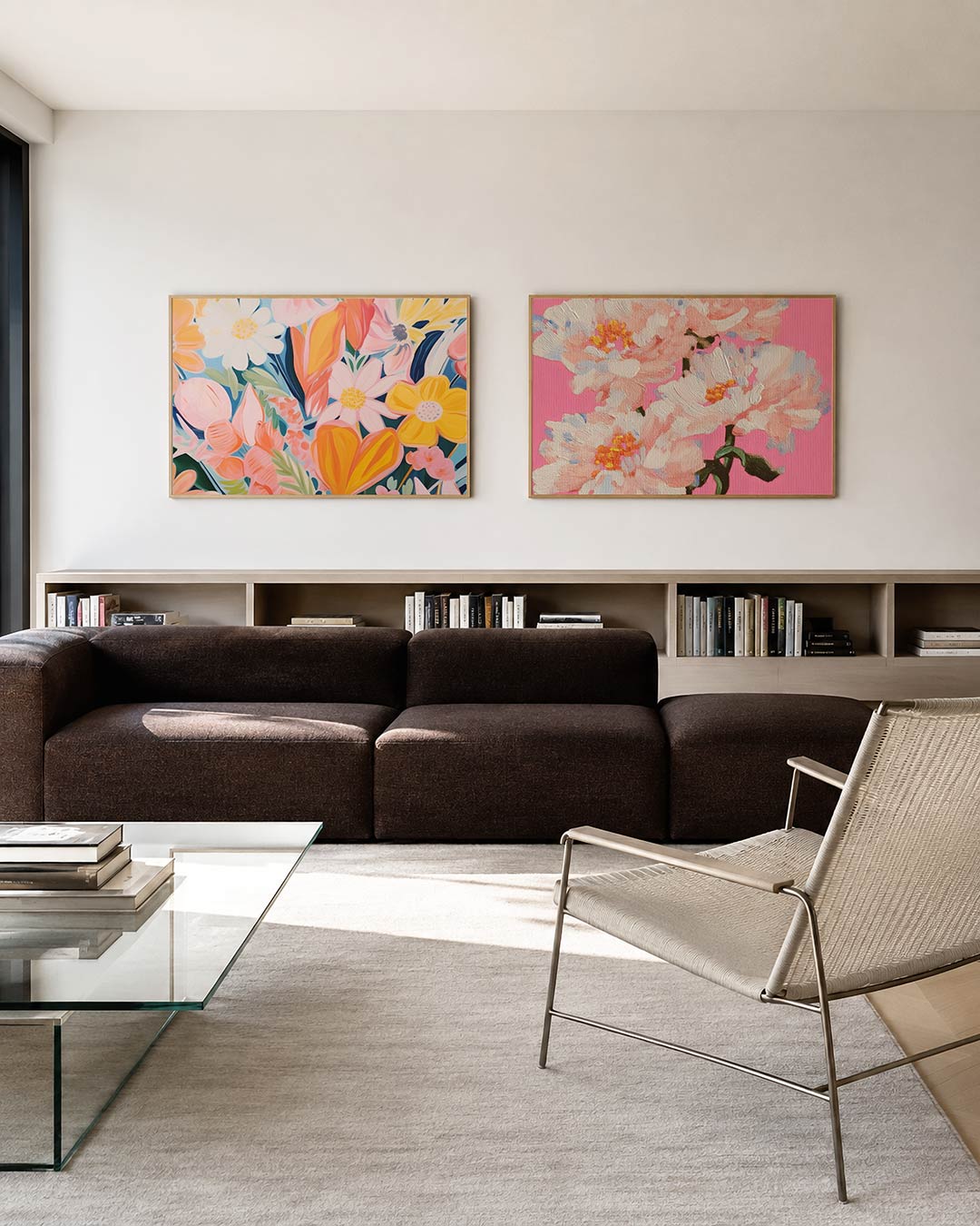 Interieurpresentatie van twee posters met een levendige verzameling bloemen in zachte pastelkleuren