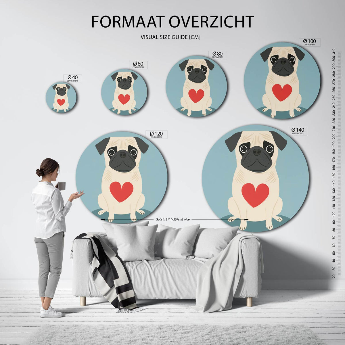 Mopshond met hart Muurcirkel – extra productweergave – Een beige mopshond met een rood hart op zijn borst tegen een blauwe