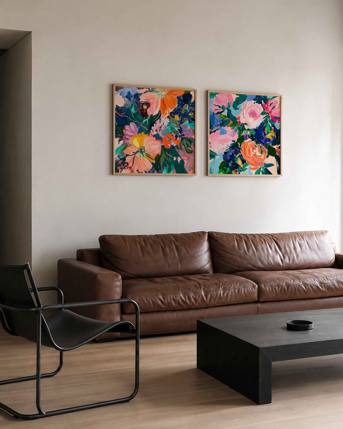 Interieurpresentatie van een tweedelige vierkante posterset met bloemen en bladeren