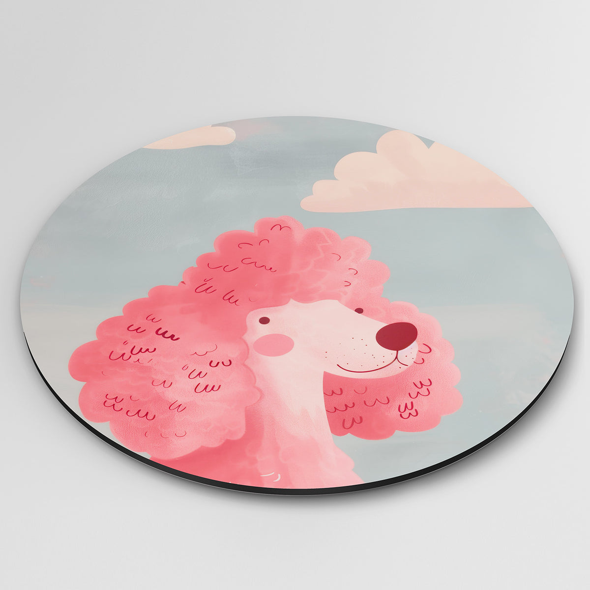 Roze poedel met wolken Muurcirkel – detailweergave – Een roze poedel met krullend haar tegen een lichtblauwe achtergrond met