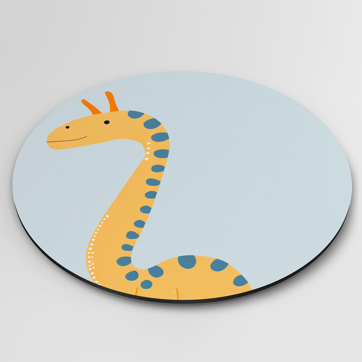 Oranje dinosaurus Muurcirkel – detailweergave – Een oranje dinosaurus met blauwe stippen tegen een lichtblauwe achtergrond.