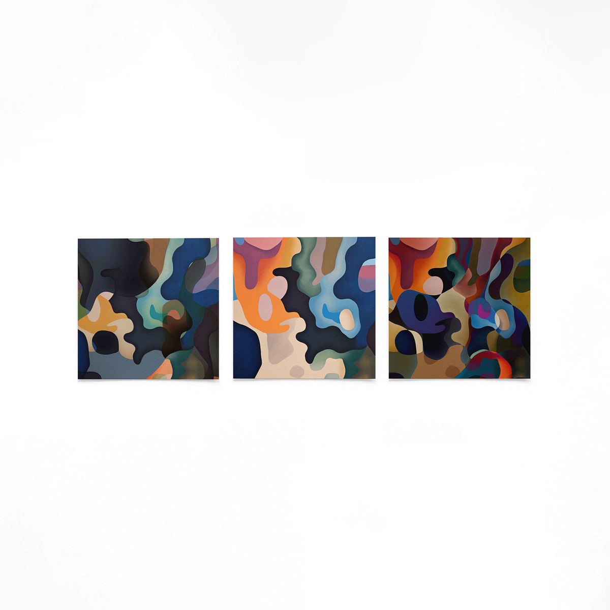 Drie vierkante posters met abstracte vormen op een gebroken witte achtergrond