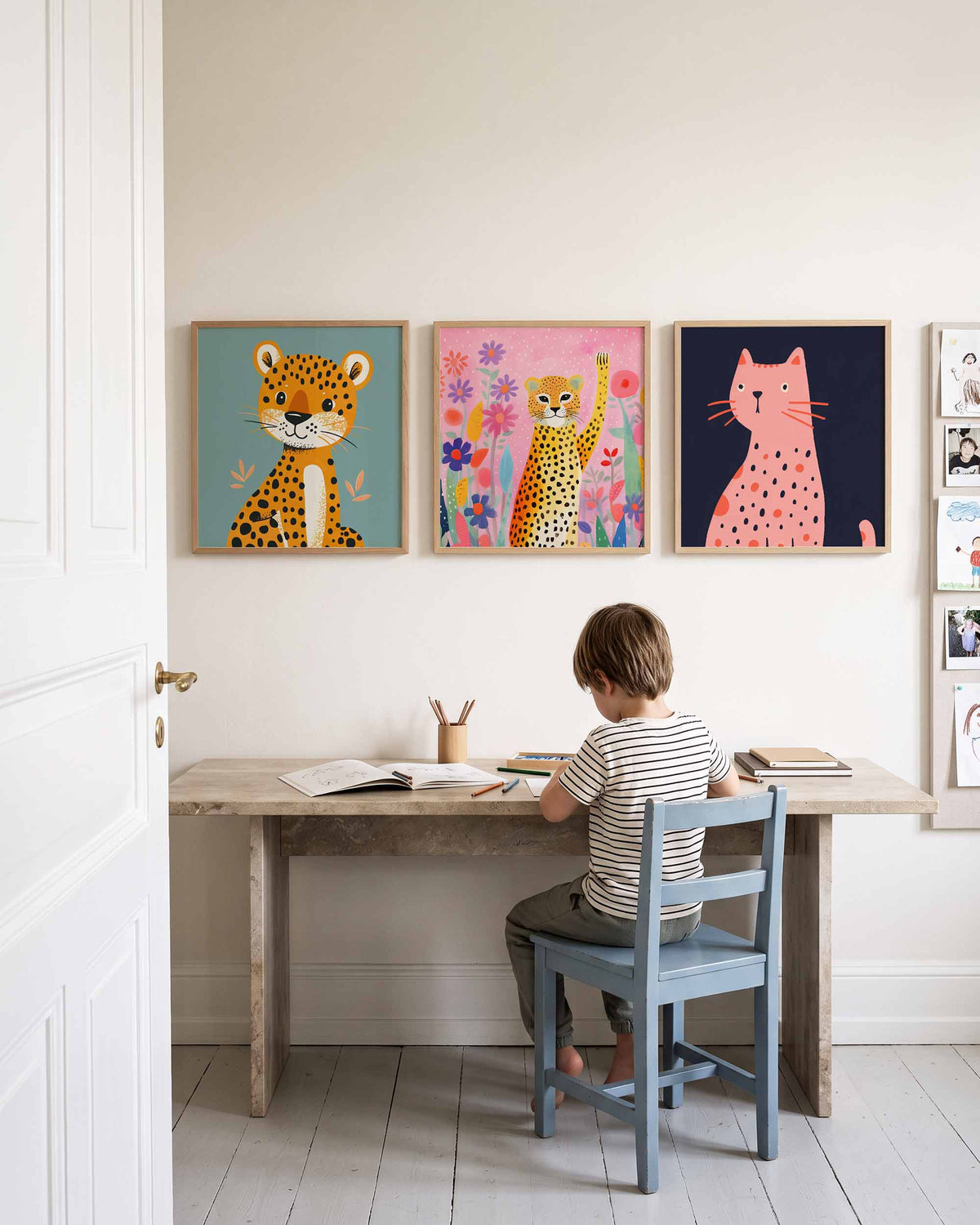 Interieurpresentatie van een driedelige vierkante posterset met grote katten