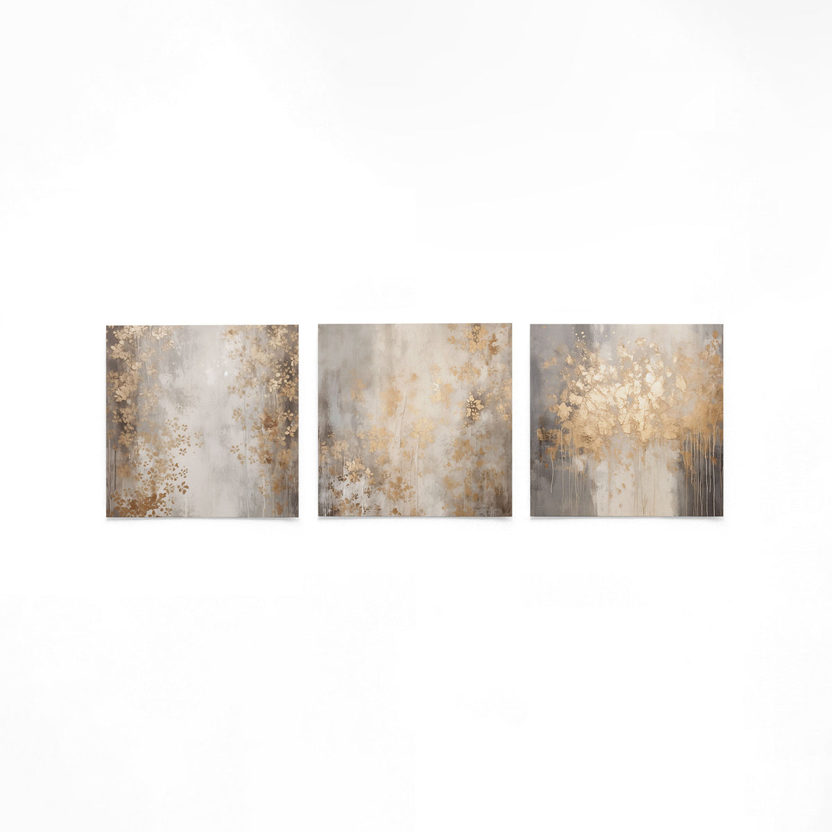Drie vierkante posters met abstracte gouden bloesem op een gebroken witte achtergrond