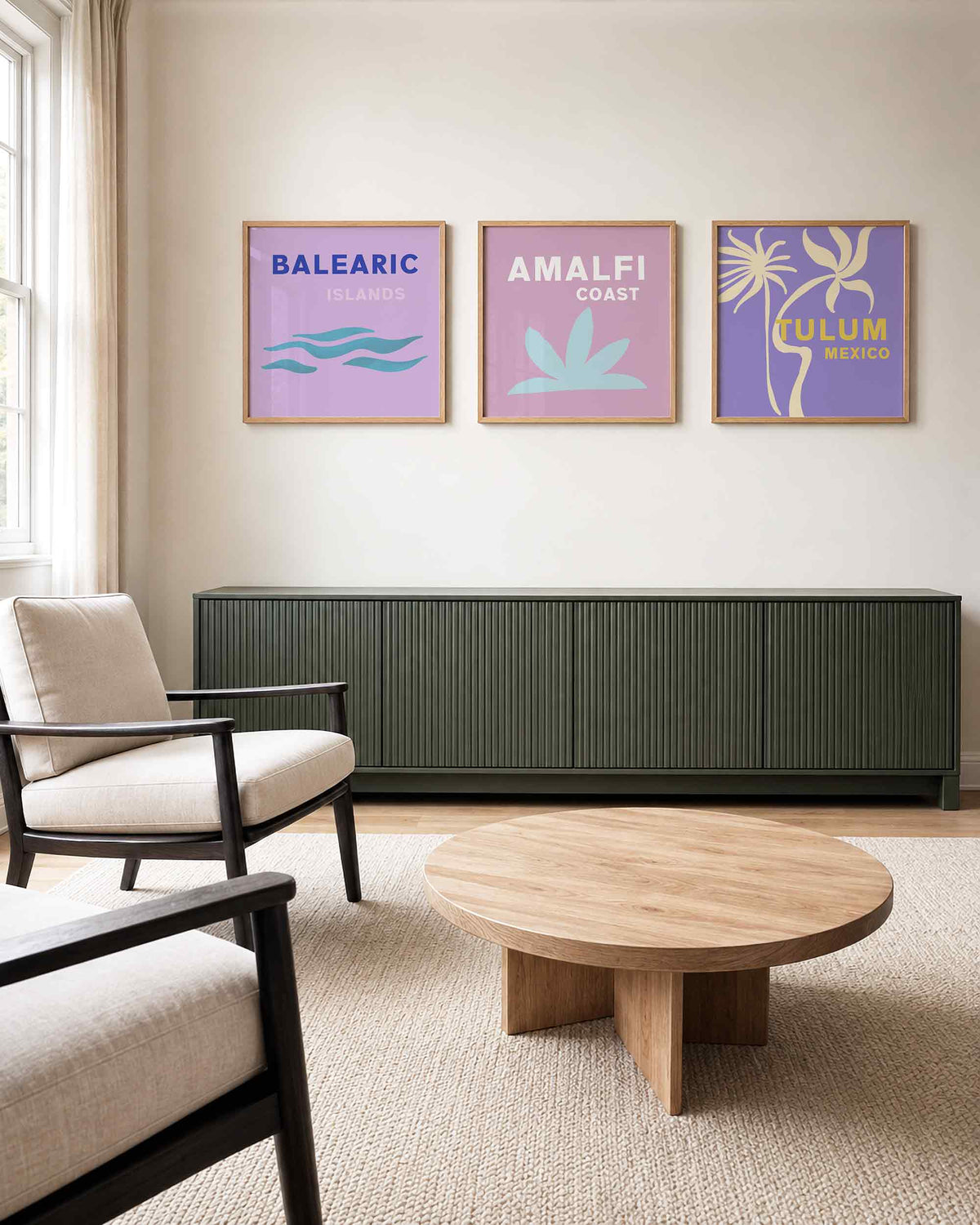 Interieurpresentatie van een driedelige vierkante posterset met kustplaatsen en palmen