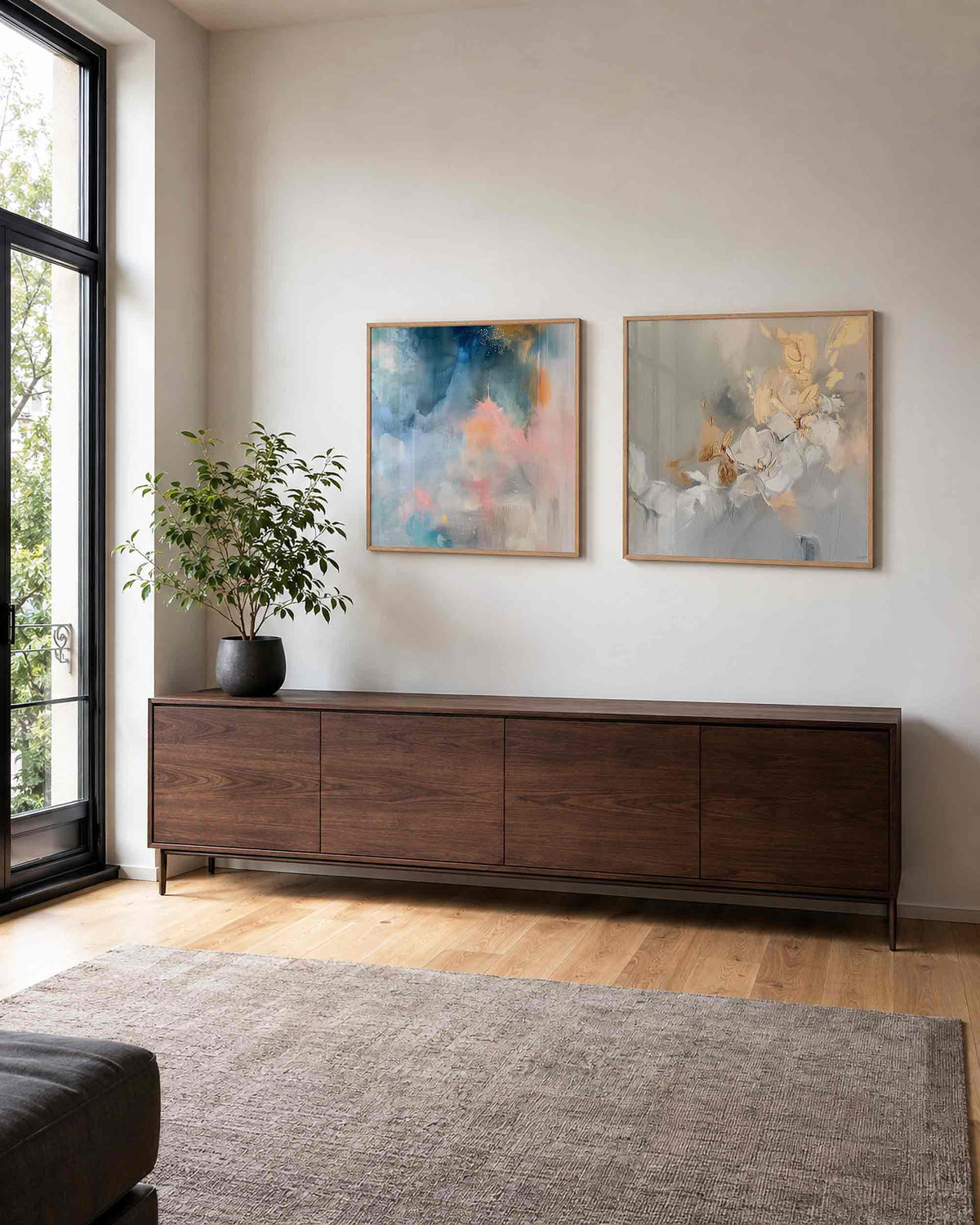 Interieurpresentatie van een tweedelige vierkante posterset met kleurrijke bloemen