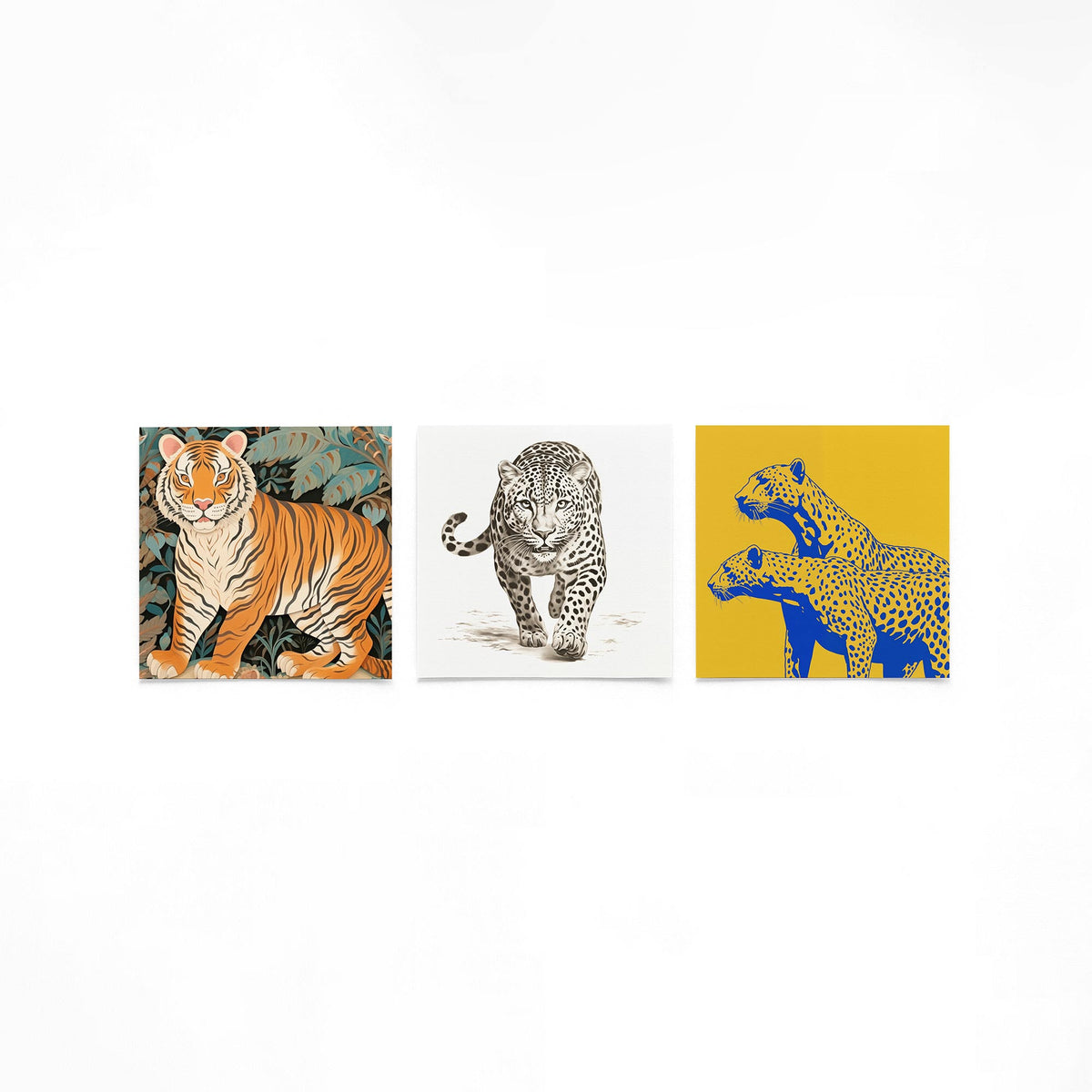 Drie vierkante posters met tijgers en luipaarden op een gebroken witte achtergrond