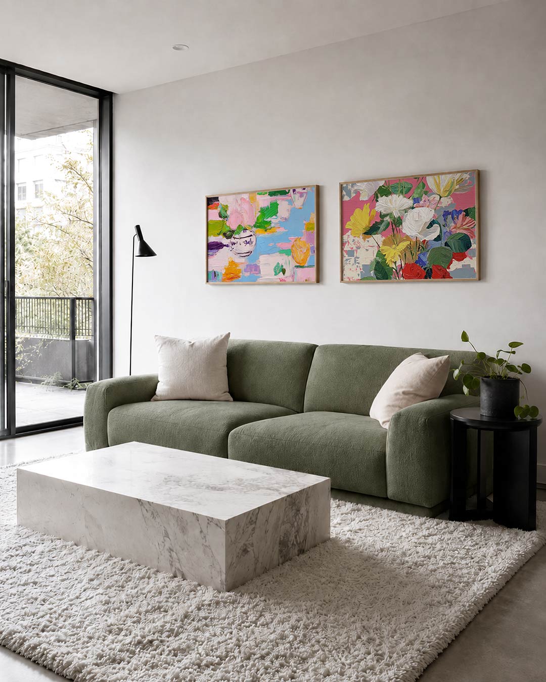 Tweedelige posterset met kleuren en vormen, getoond in een interieur