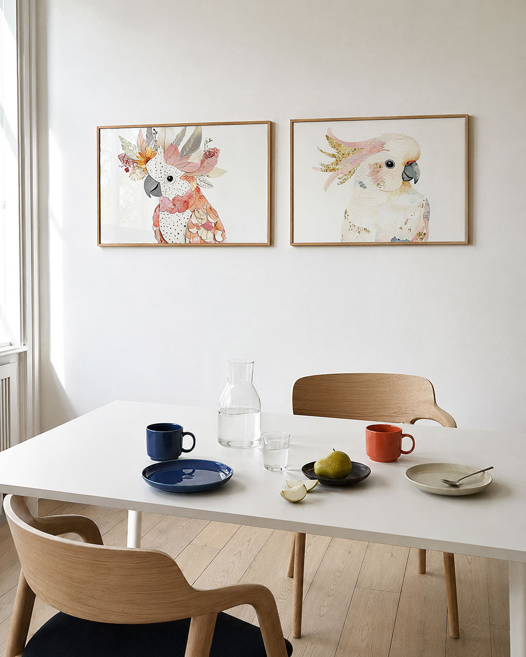 Twee liggende posters met een kleurrijke vogel met een kroon van bladeren en bloemen, aan de muur in een interieur