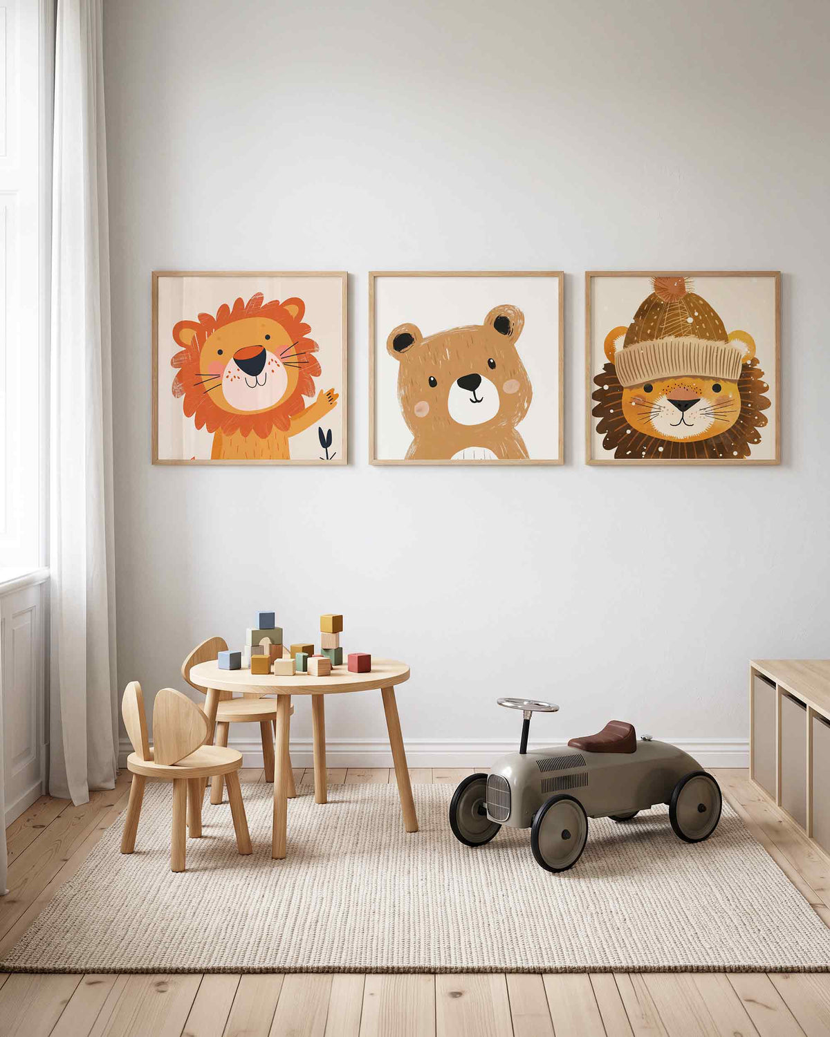 Interieurpresentatie van een driedelige vierkante posterset met leeuw beer leeuw