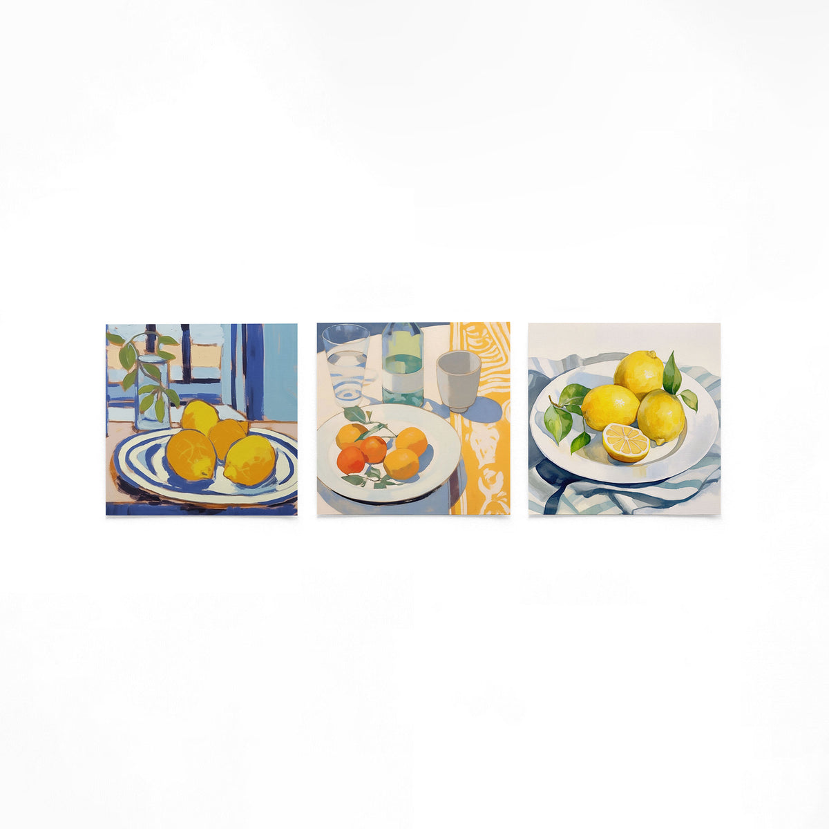 Drie vierkante posters met citrus aan tafel op een gebroken witte achtergrond