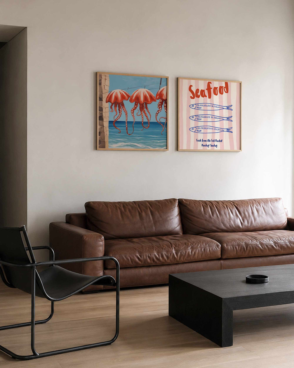 Interieurpresentatie van een tweedelige vierkante posterset met octopussen en sardines
