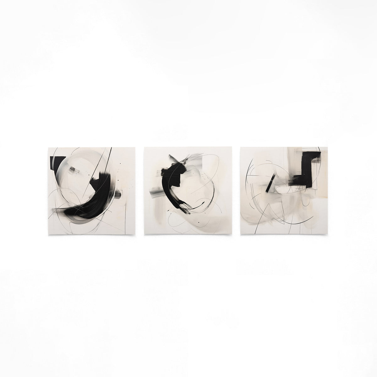 Drie vierkante posters met zwart grijze abstracte op een gebroken witte achtergrond