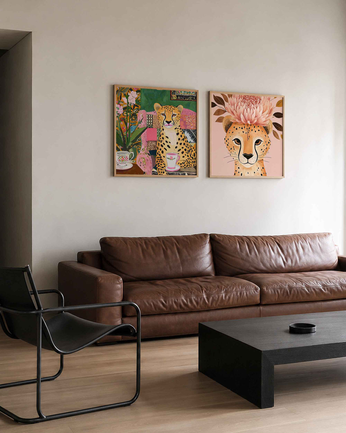 Interieurpresentatie van een tweedelige vierkante posterset met geparde met bloemen