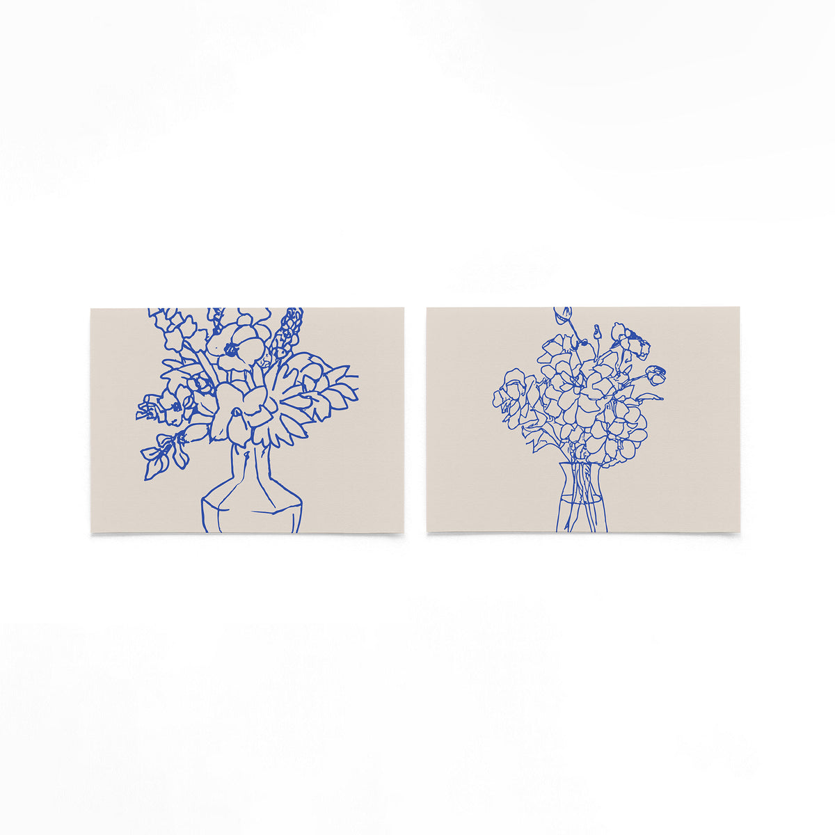 Twee liggende posters met bloemen in een vaas, getekend met vloeiende blauwe lijnen op een gebroken witte achtergrond