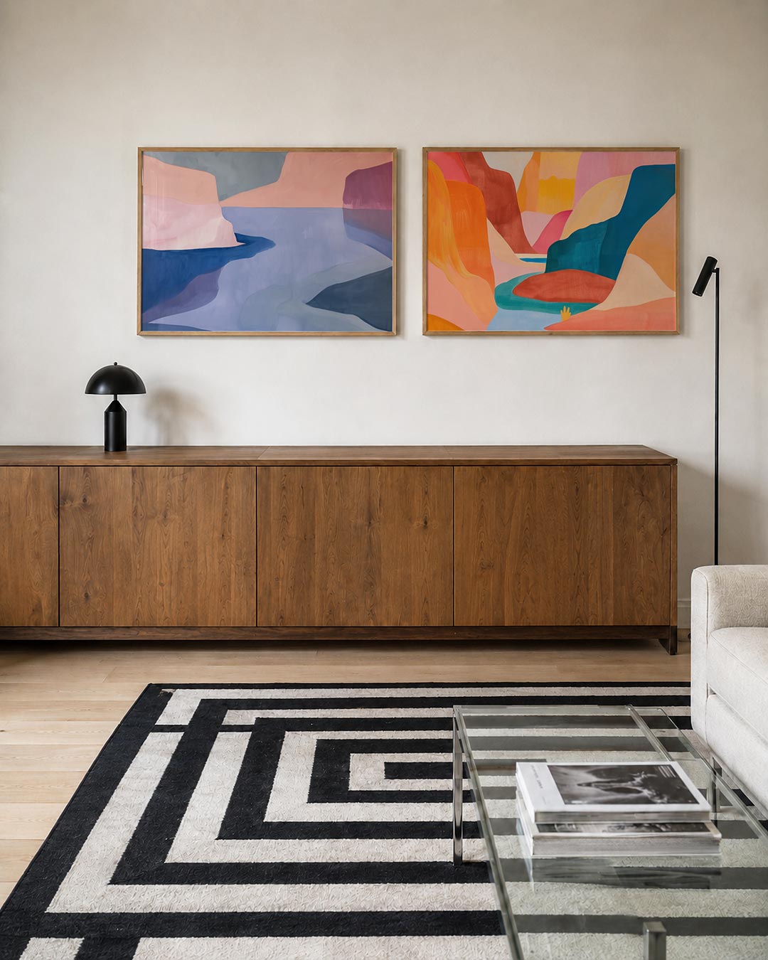 Tweedelige posterset met vloeiende vormen en zachte kleurvlakken in roze, blauw en grijs, getoond in een interieur