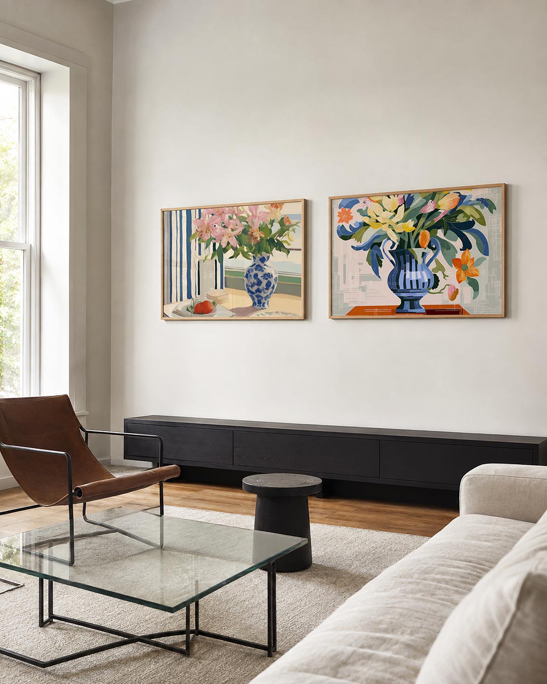Twee liggende posters met een vaas met roze bloemen op een tafel bij een raam, aan de muur in een interieur