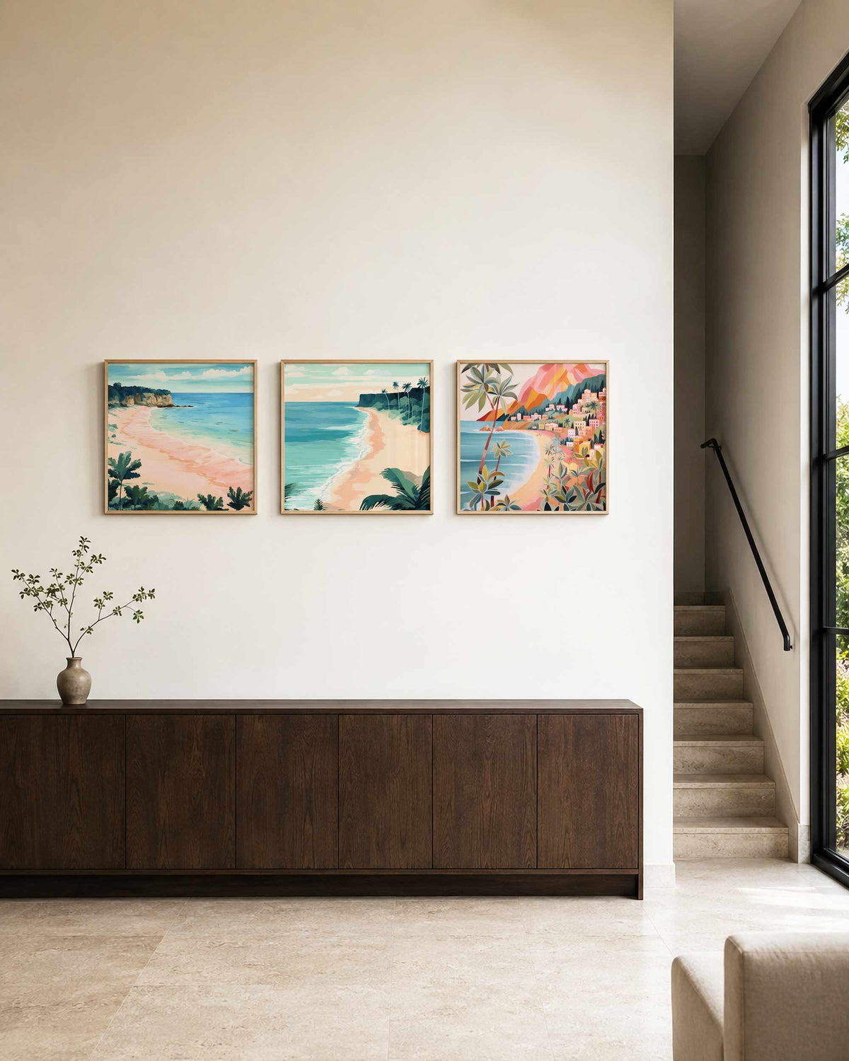 Interieurpresentatie van een driedelige vierkante posterset met tropische kust