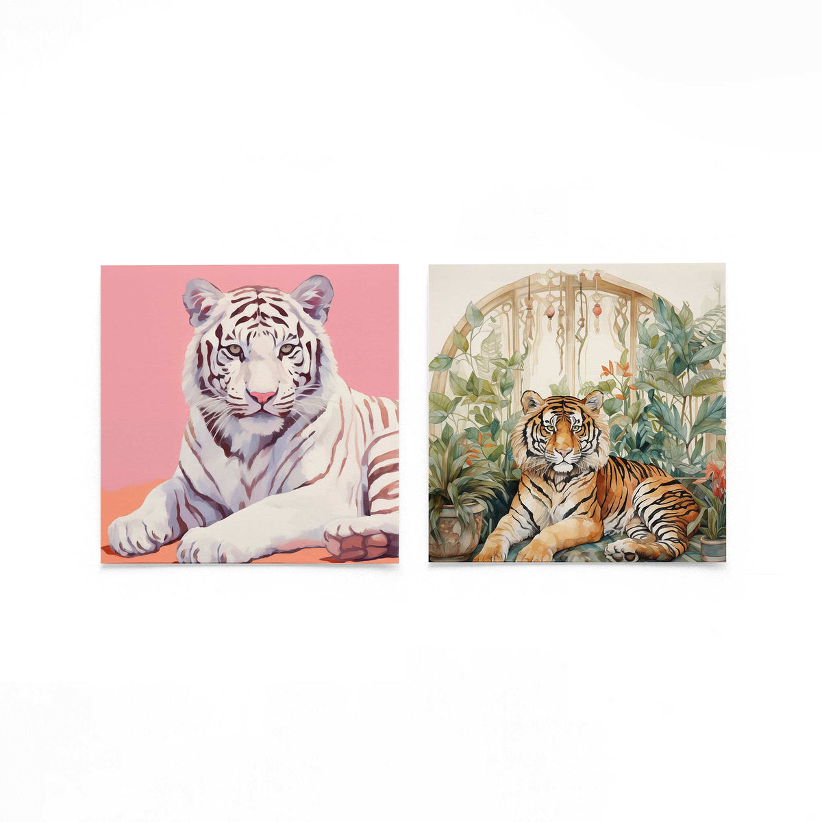 Twee vierkante posters met witte en oranje tijgers op een gebroken witte achtergrond