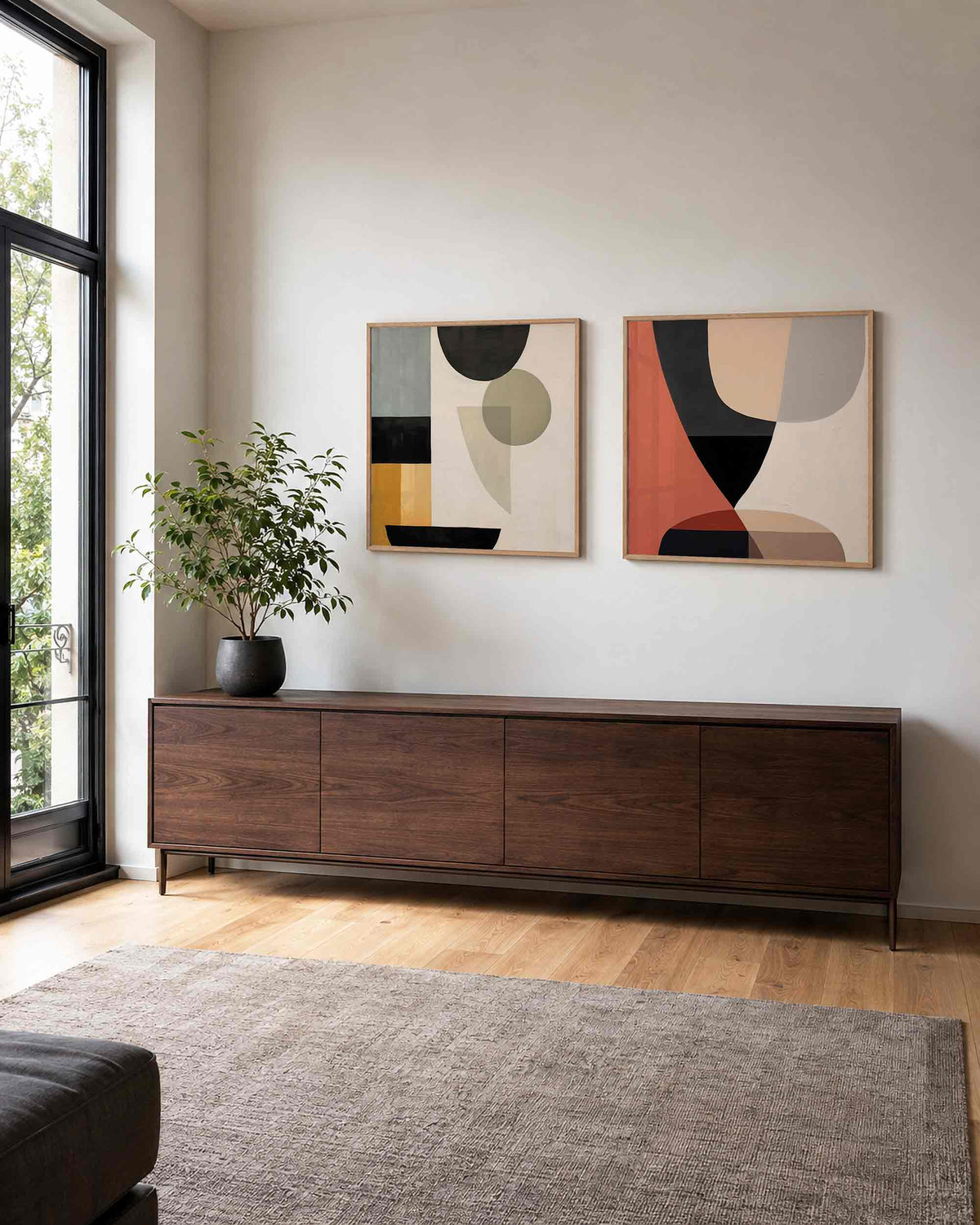 Interieurpresentatie van een tweedelige vierkante posterset met geometrische vormen