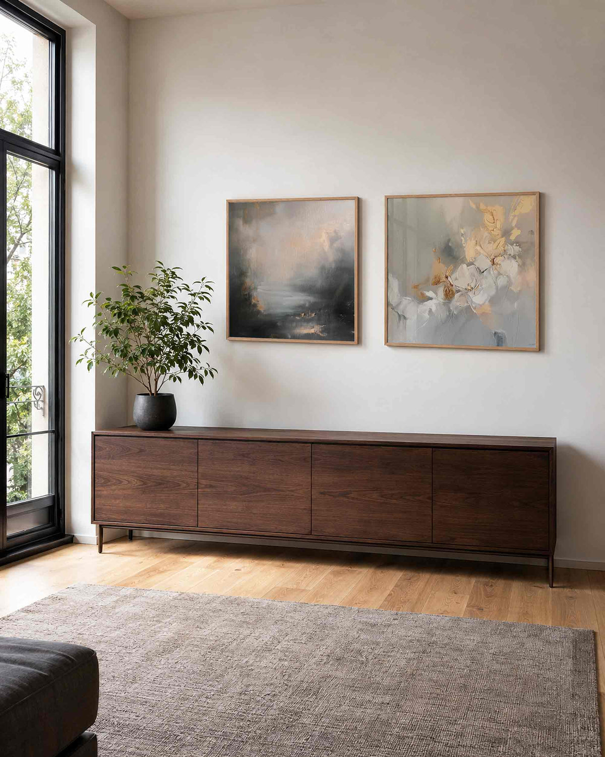 Interieurpresentatie van een tweedelige vierkante posterset met bloemen in verf
