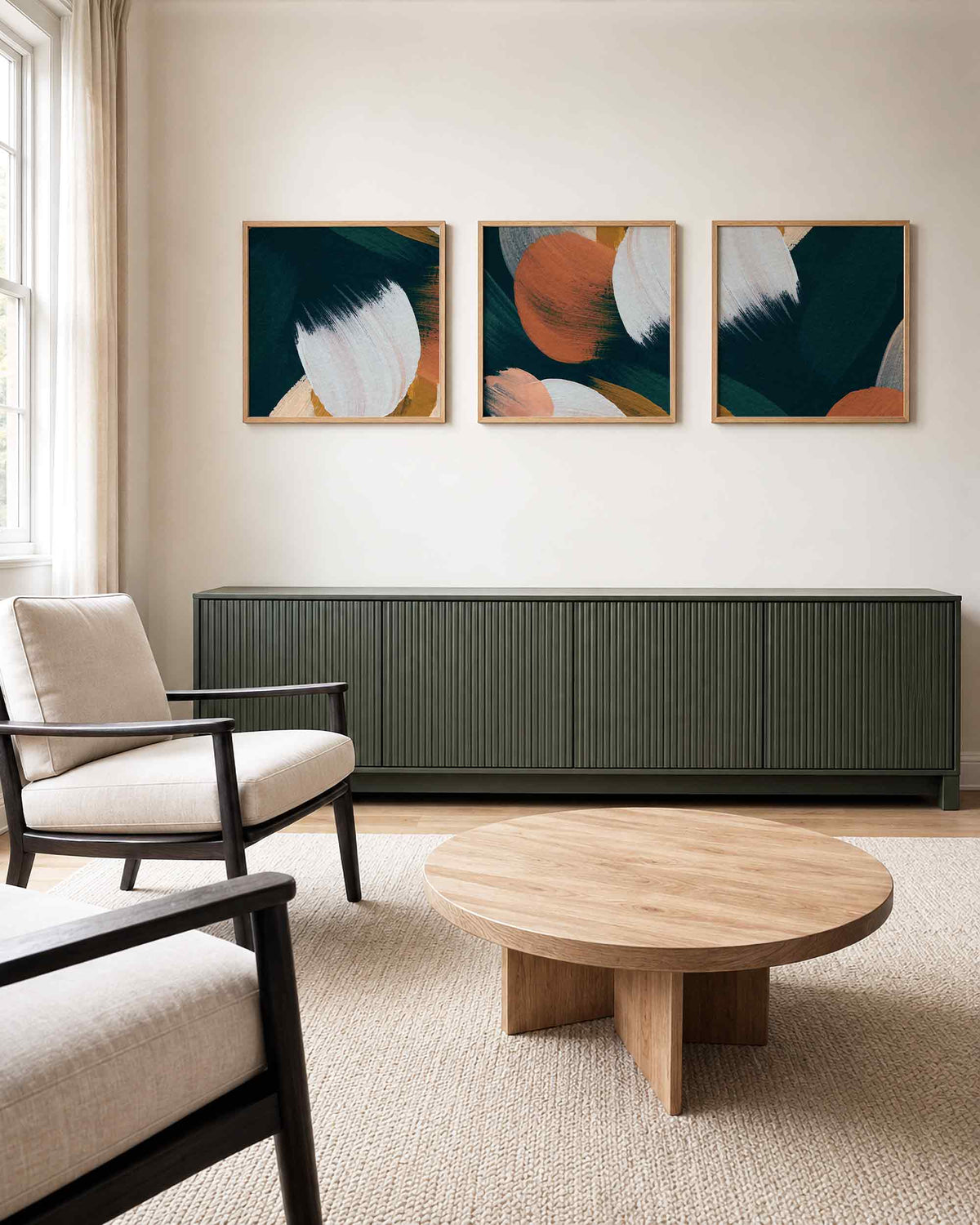 Interieurpresentatie van een driedelige vierkante posterset met abstracte penseelstreken