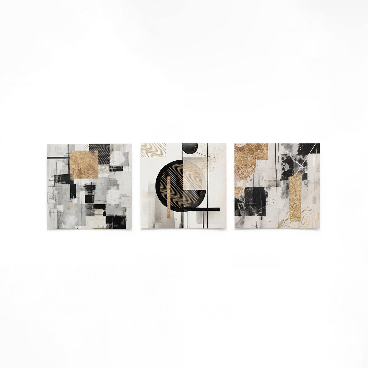 Drie vierkante posters met zwart goud abstract op een gebroken witte achtergrond