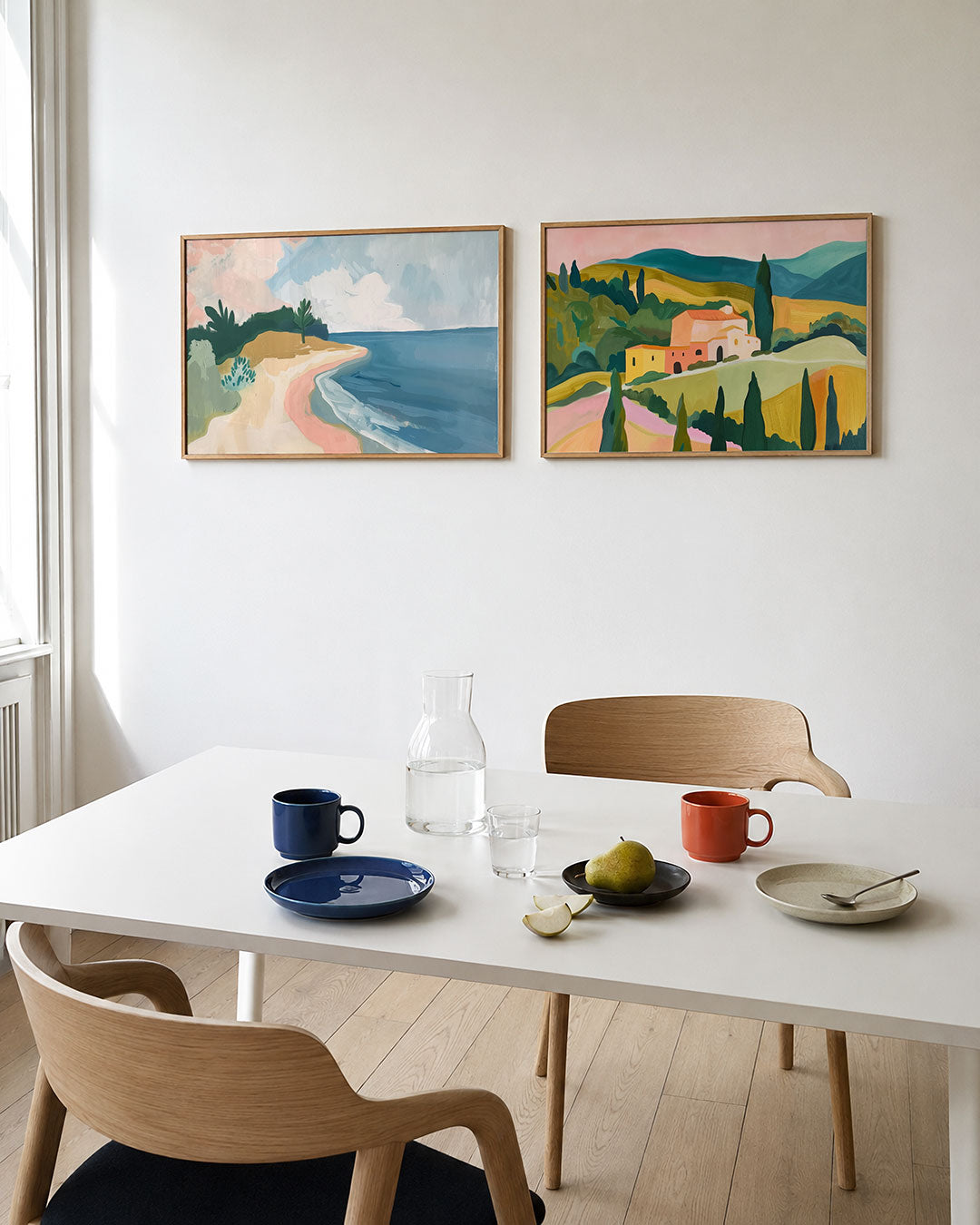 Twee liggende posters met een zachte, golvende kustlijn met pastelkleuren, aan de muur in een interieur