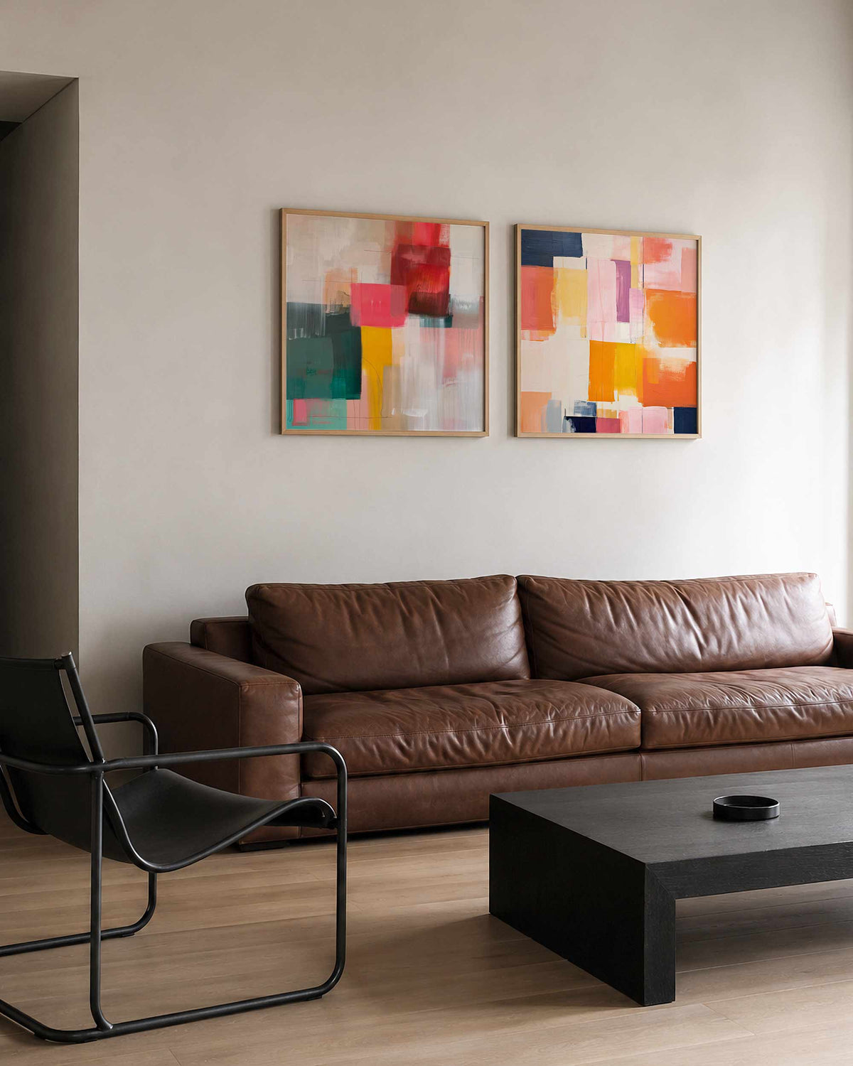 Interieurpresentatie van een tweedelige vierkante posterset met kleurvlakken abstract