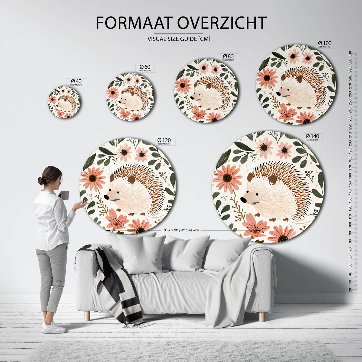 Egel en bloemen Muurcirkel – extra productweergave – Een egel omringd door roze bloemen en groene bladeren.