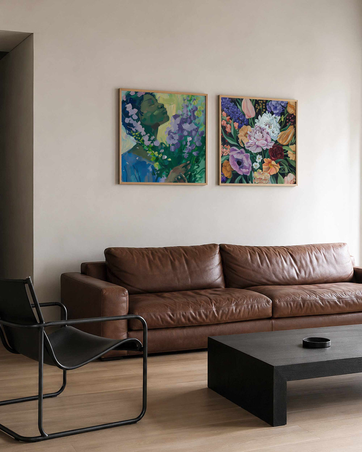 Interieurpresentatie van een tweedelige vierkante posterset met bloemen en verfstreken