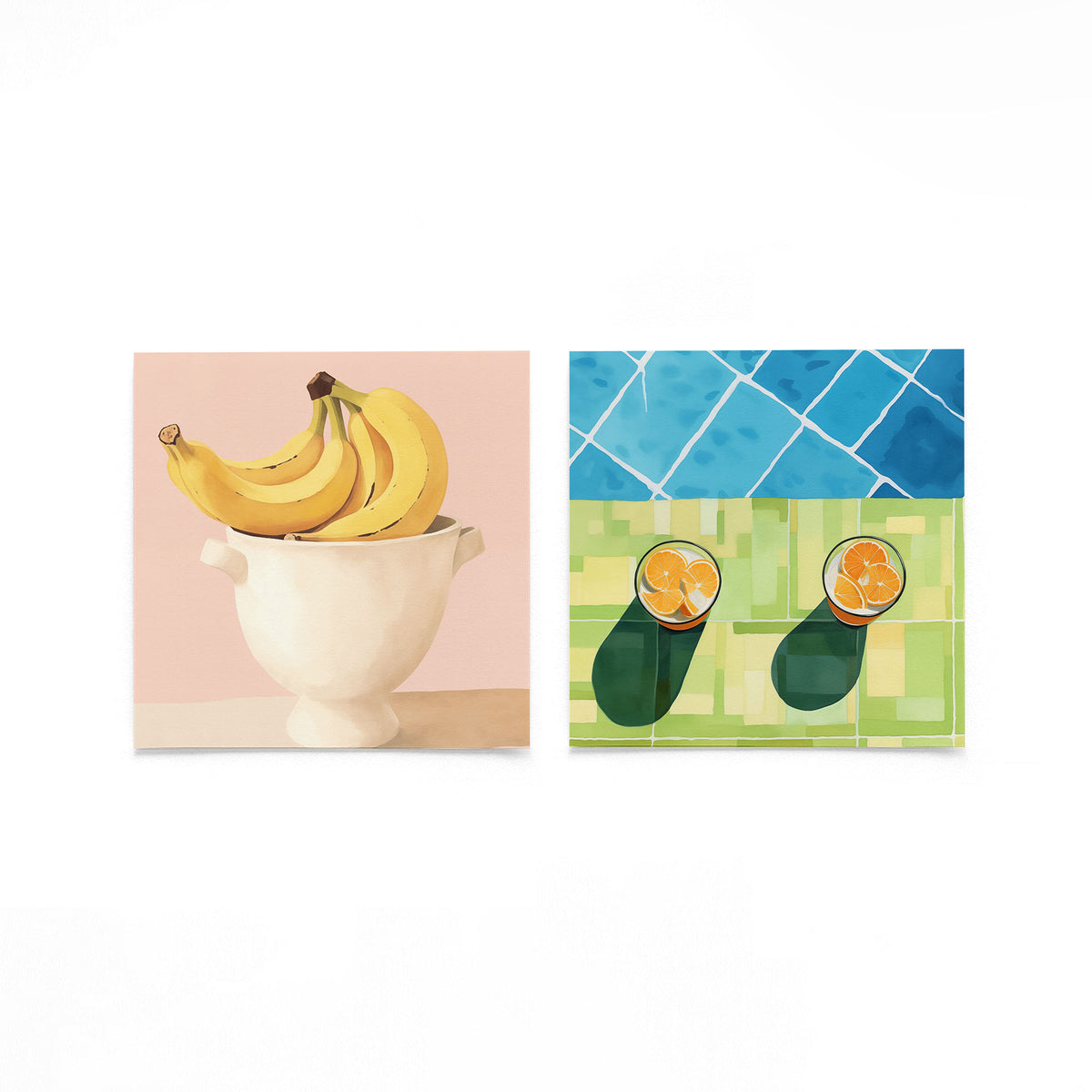 Twee vierkante posters met fruit en citrus op een gebroken witte achtergrond