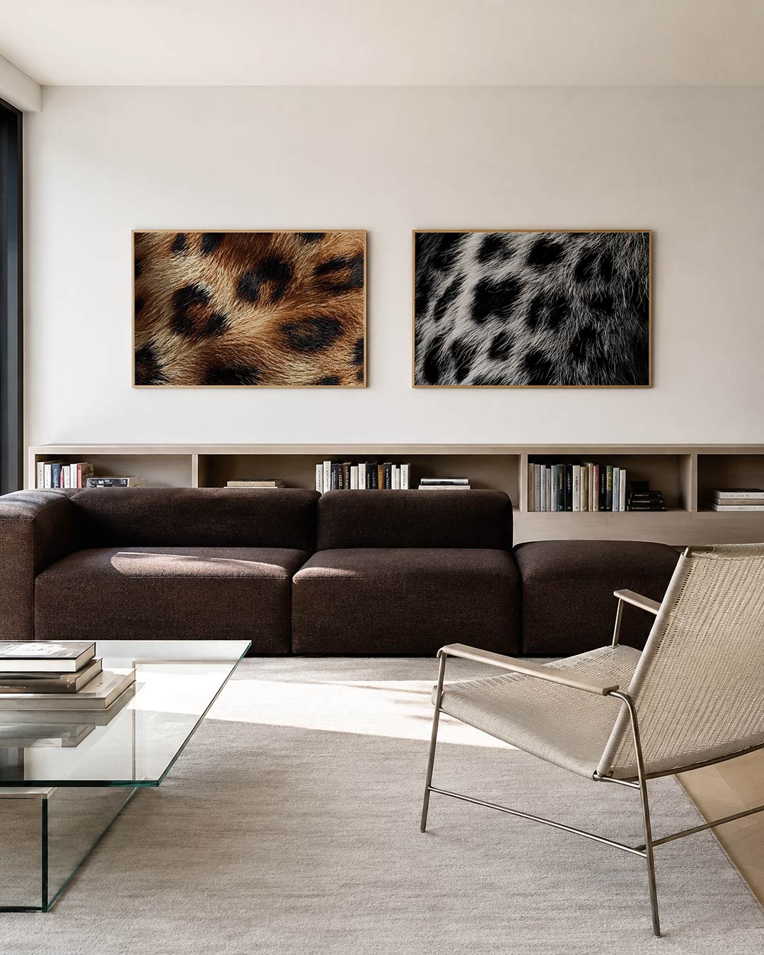 Interieurbeeld met twee liggende posters: een close-up van vacht met donkere vlekken op een goudbruine achtergrond