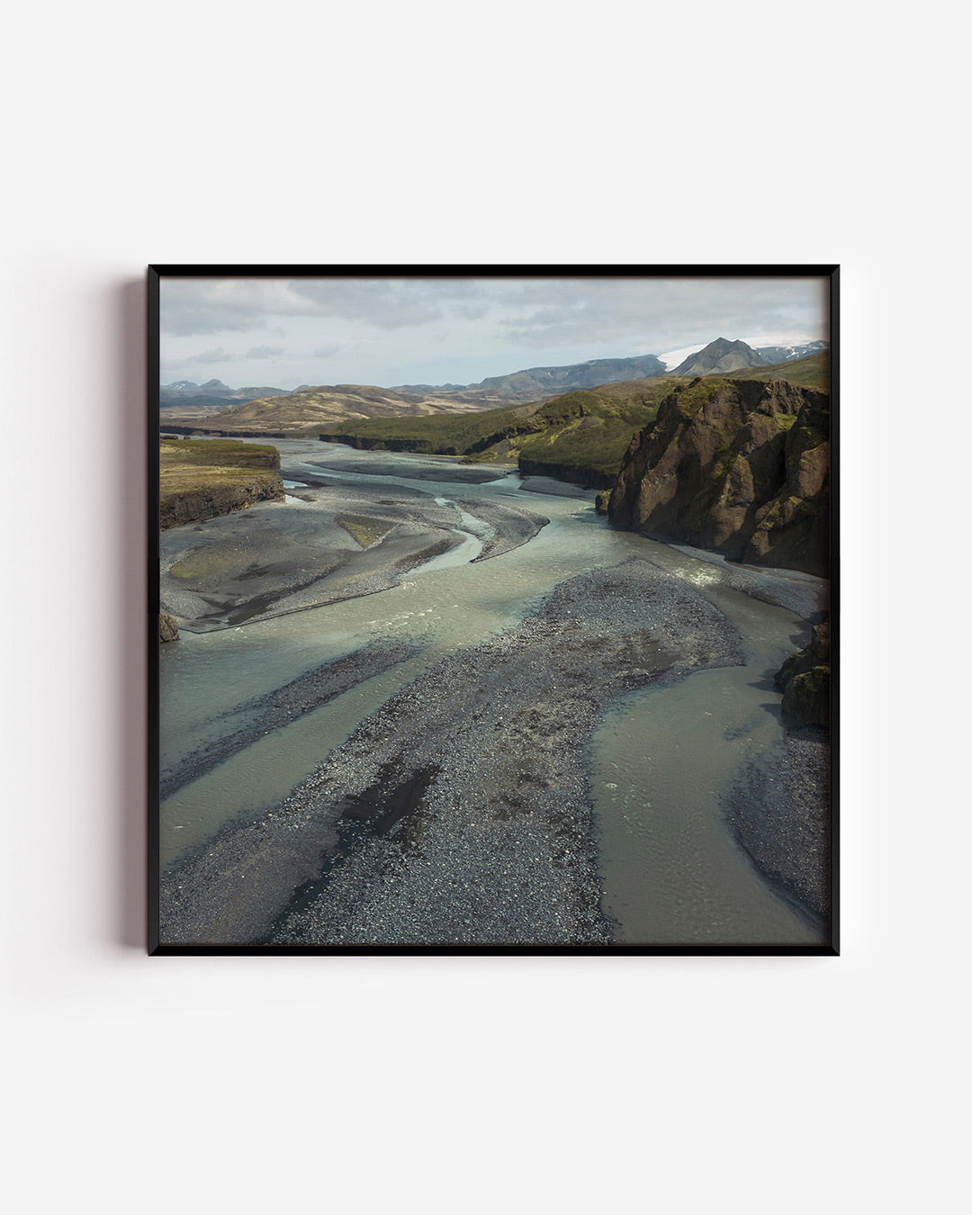Rivierlandschap met bergen Poster