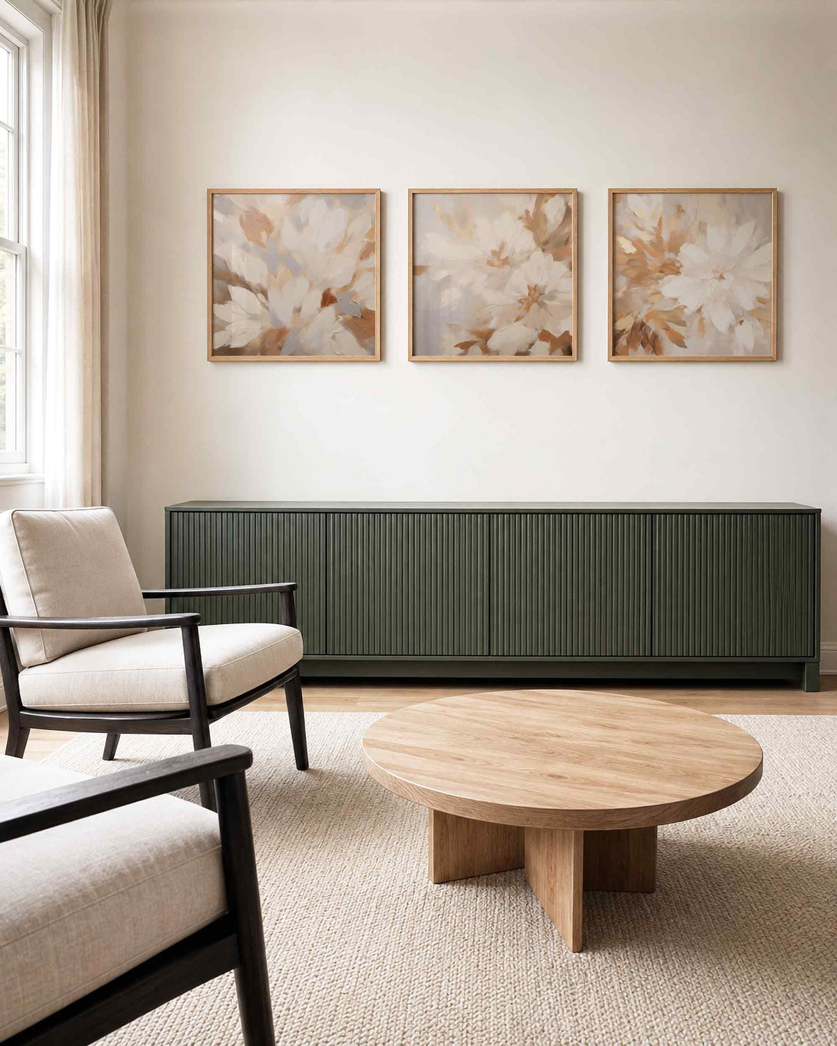 Interieurpresentatie van een driedelige vierkante posterset met abstracte bloemen beige