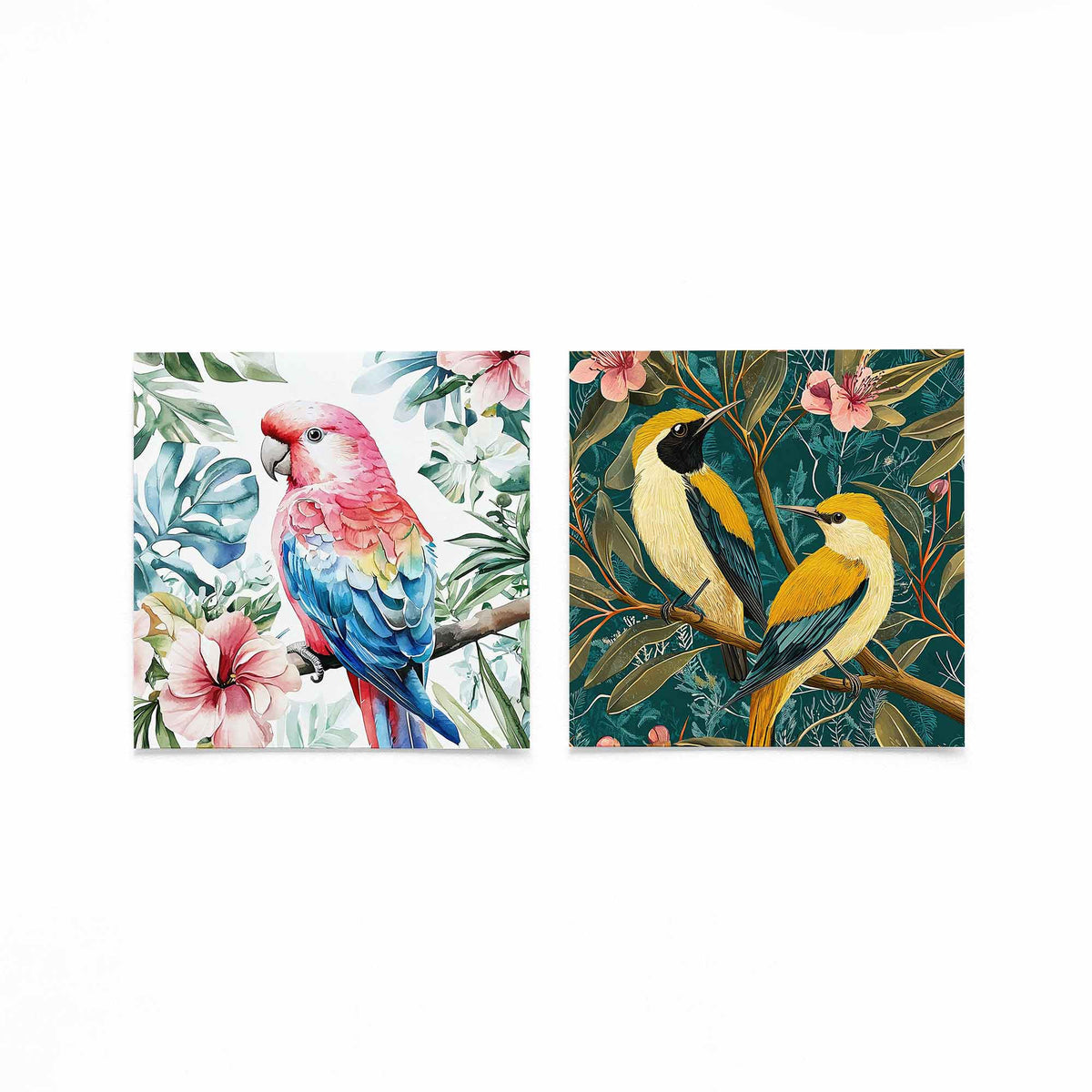 Twee vierkante posters met tropische vogels op een gebroken witte achtergrond