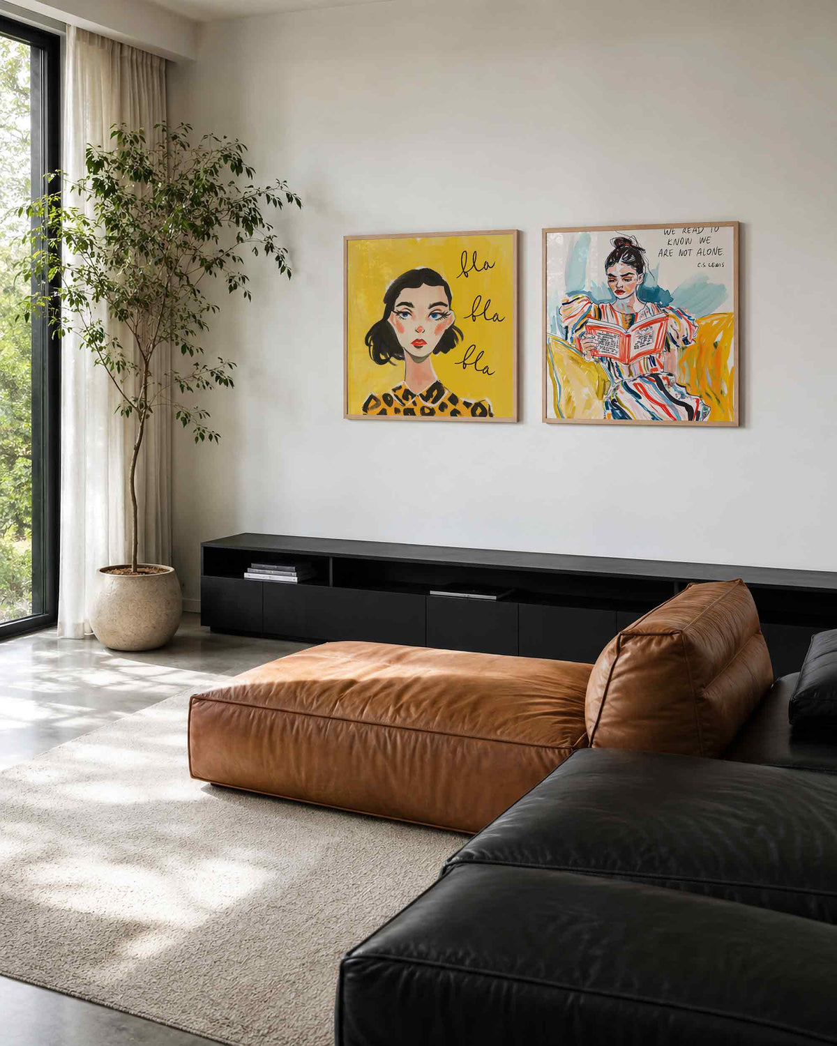 Interieurpresentatie van een tweedelige vierkante posterset met vrouwenportretten
