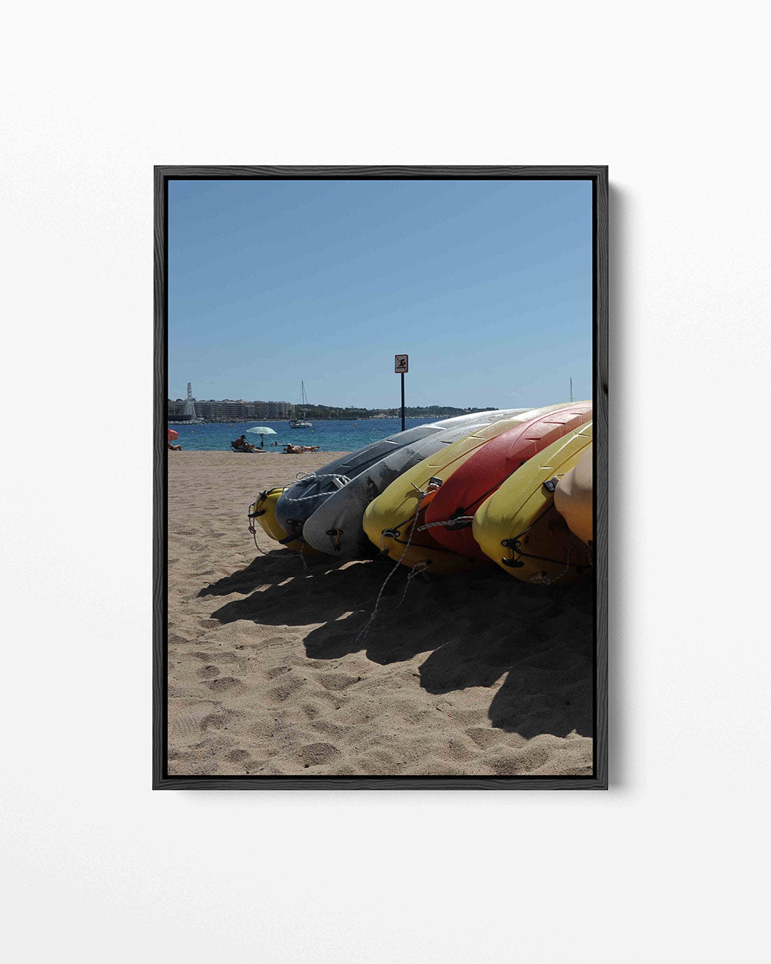 Kleurrijke kajaks op strand Kunstwerk