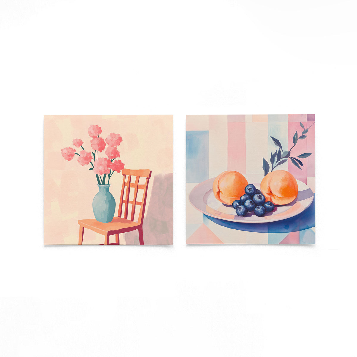 Twee vierkante posters met bloemen en fruit op een gebroken witte achtergrond