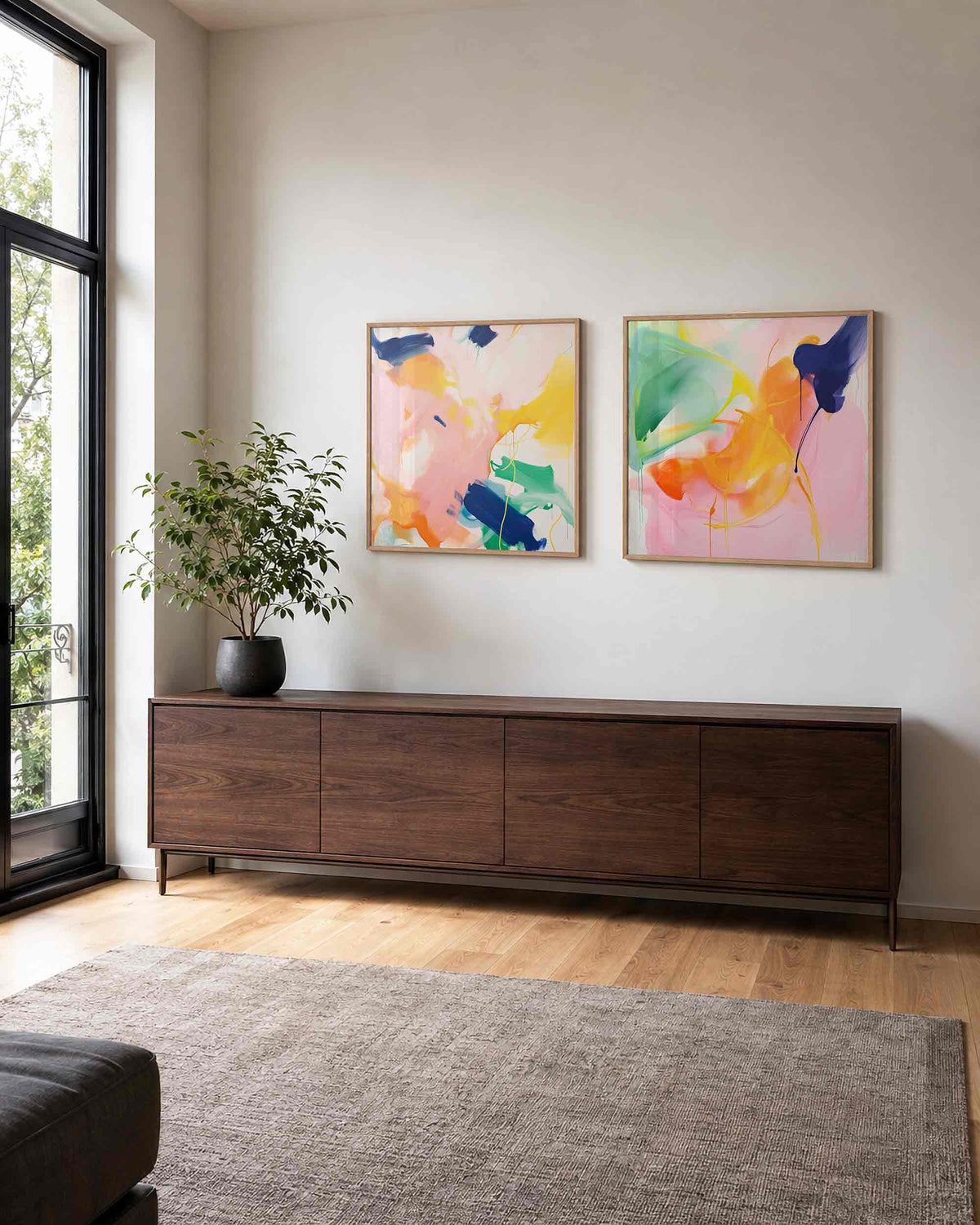 Interieurpresentatie van een tweedelige vierkante posterset met kleurrijke penseelstreken