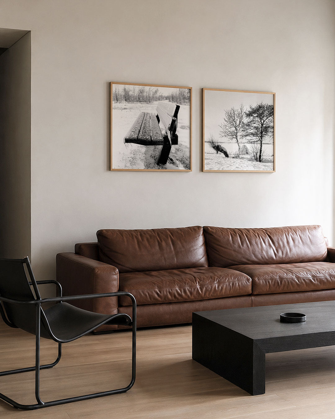 Interieur met vierkant fotografisch tweeluik winterstilte in zwart wit – Gerald Emming