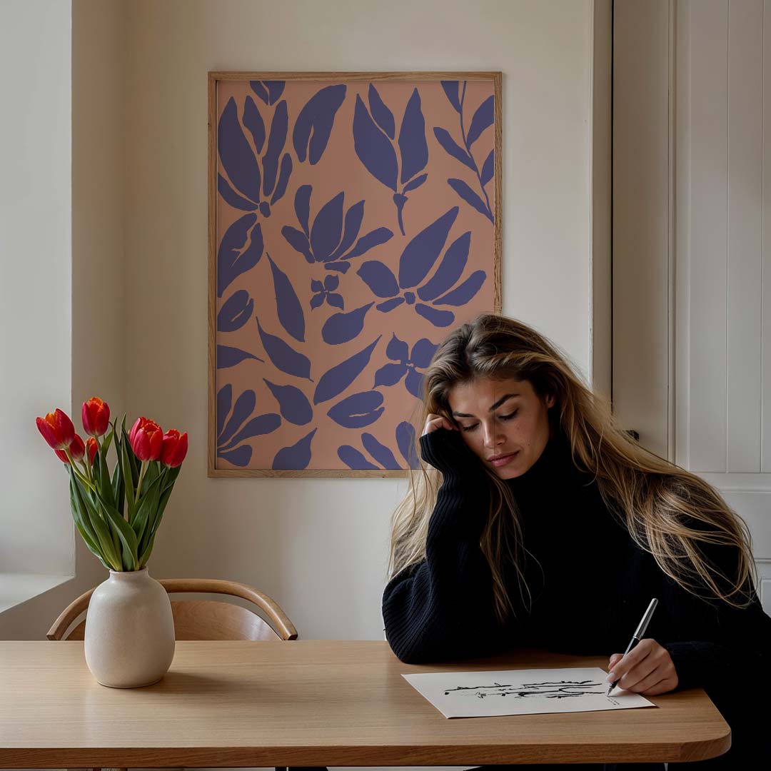 Botanische Blauwpaars Op Roze Poster-WallArtistic