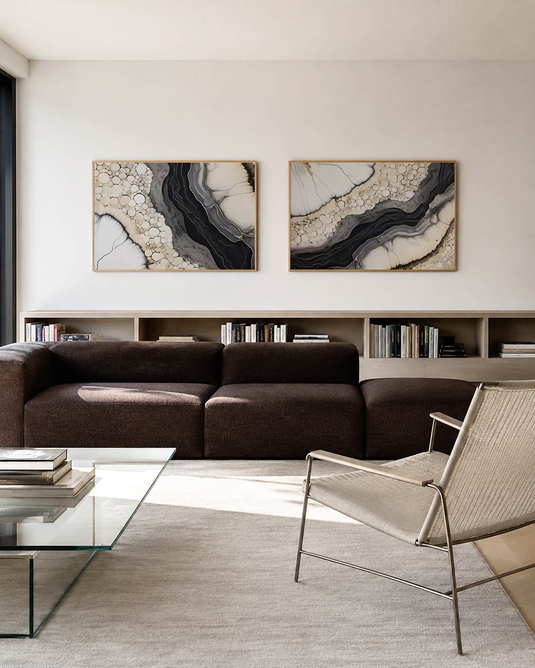 Tweedelige posterset met een vloeiende beweging van cirkelvormige patronen en golvende lijnen, getoond in een interieur