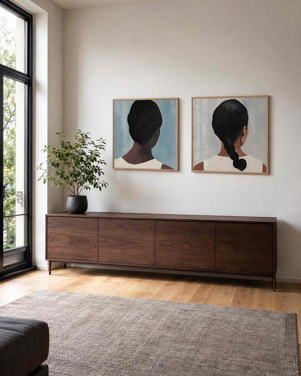 Interieurpresentatie van een tweedelige vierkante posterset met vrouwenportretten
