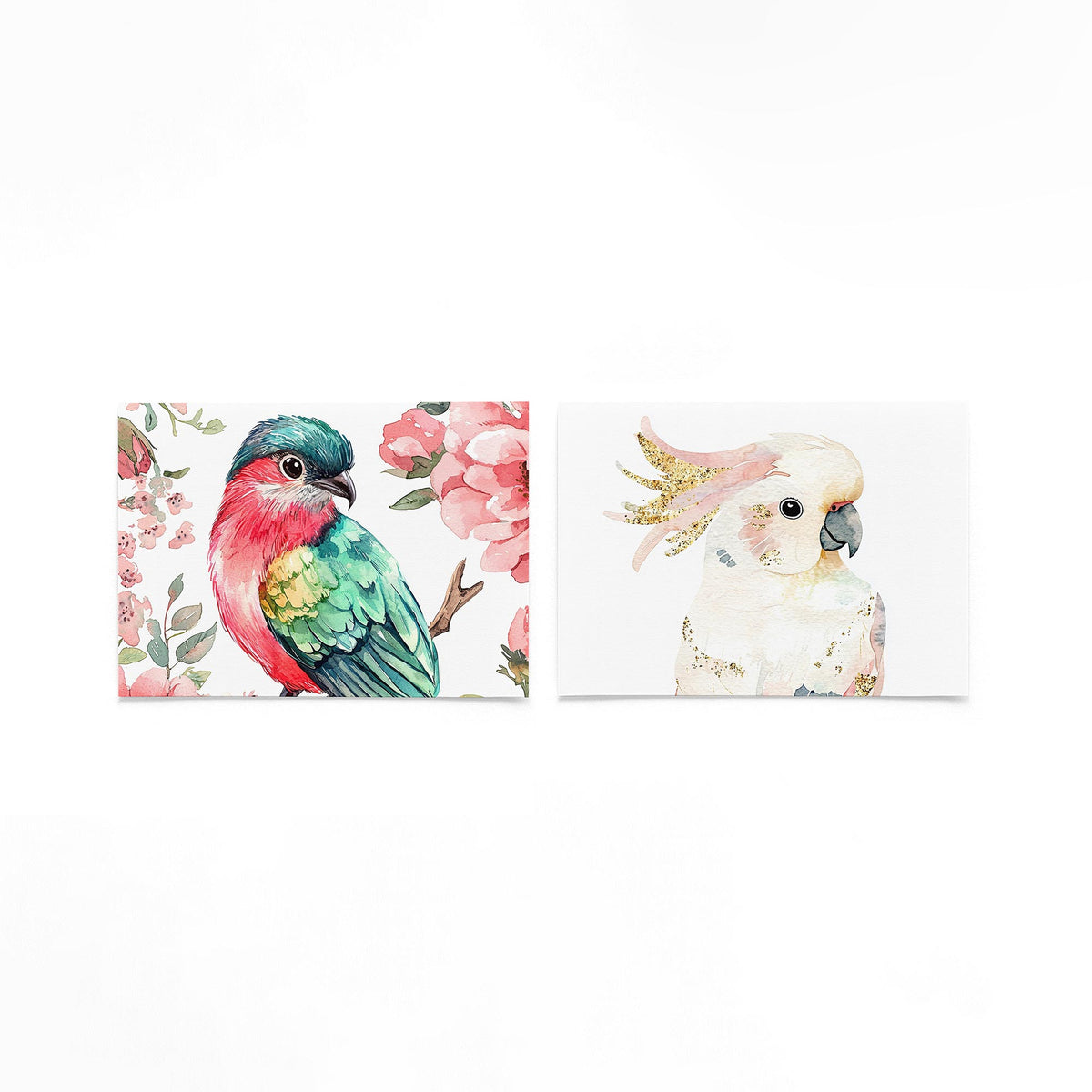 Twee liggende posters met een kleurrijke vogel met levendige veren in groen en rood op een gebroken witte achtergrond