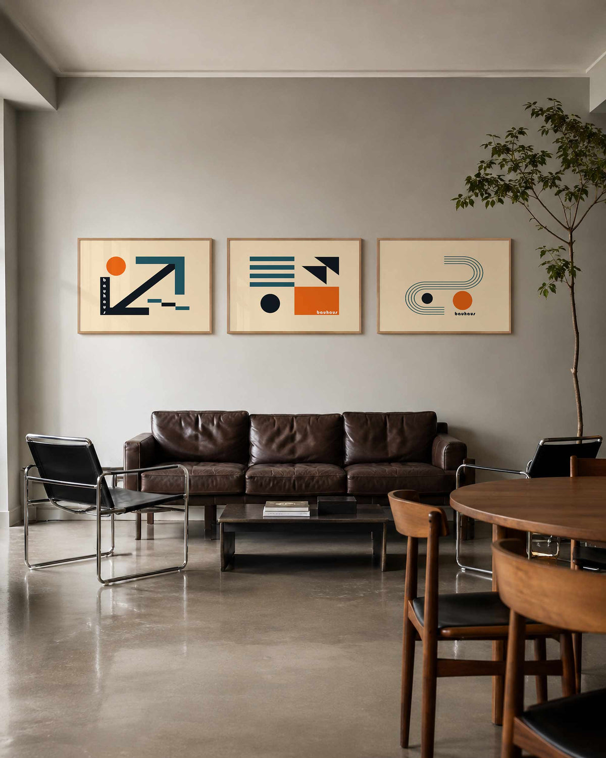Interieurmockup van drieluik landscape-posterset met okerbanen en cirkels