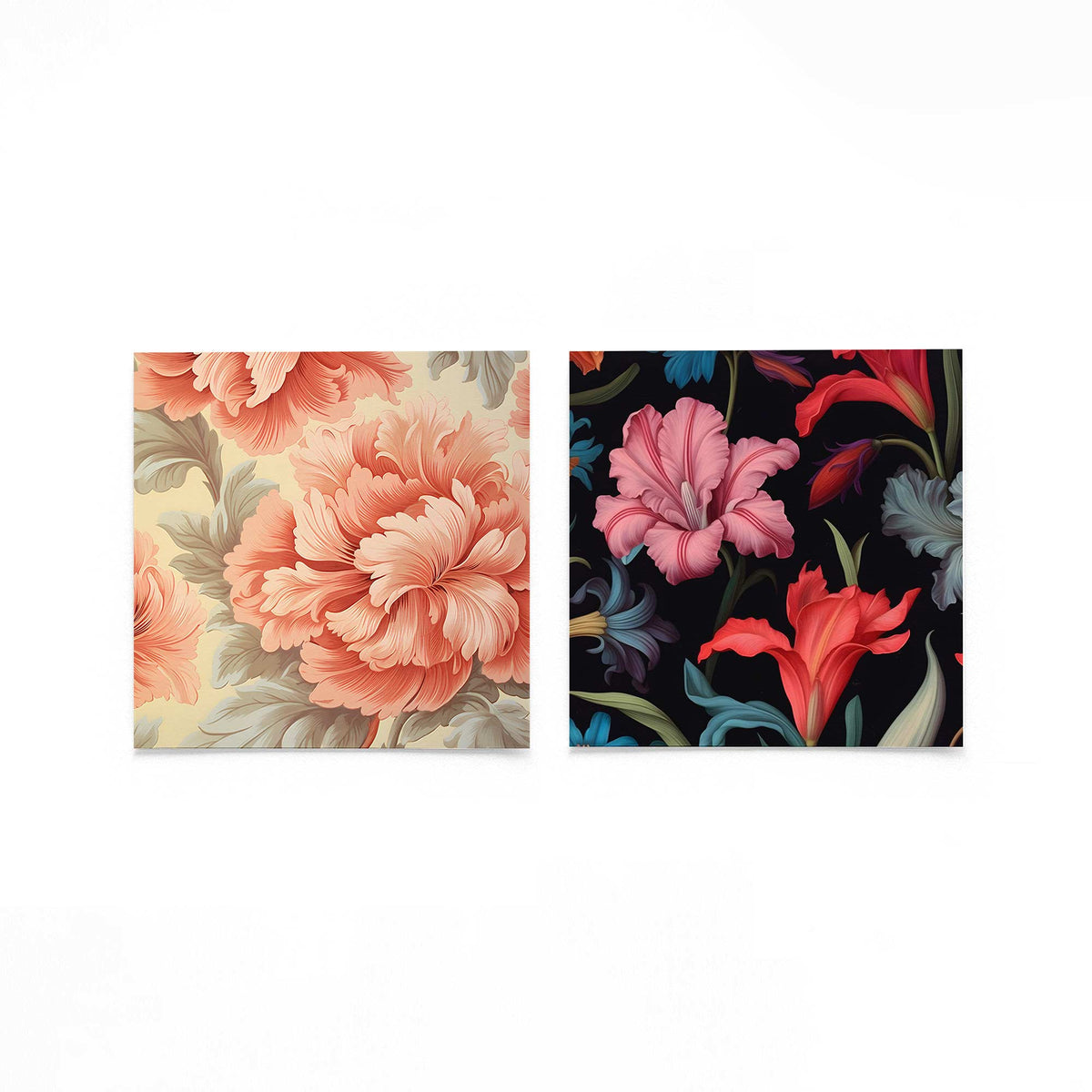 Twee vierkante posters met bloemen in koraal op een gebroken witte achtergrond