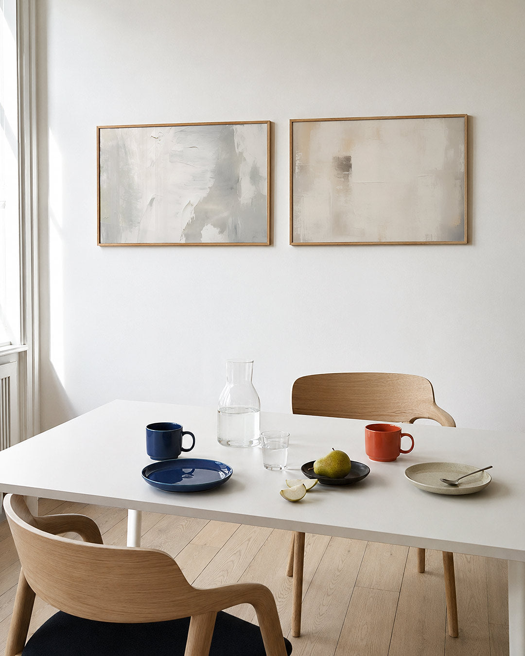 Tweedelige posterset met zachte overgangen van wit naar grijs, getoond in een interieur