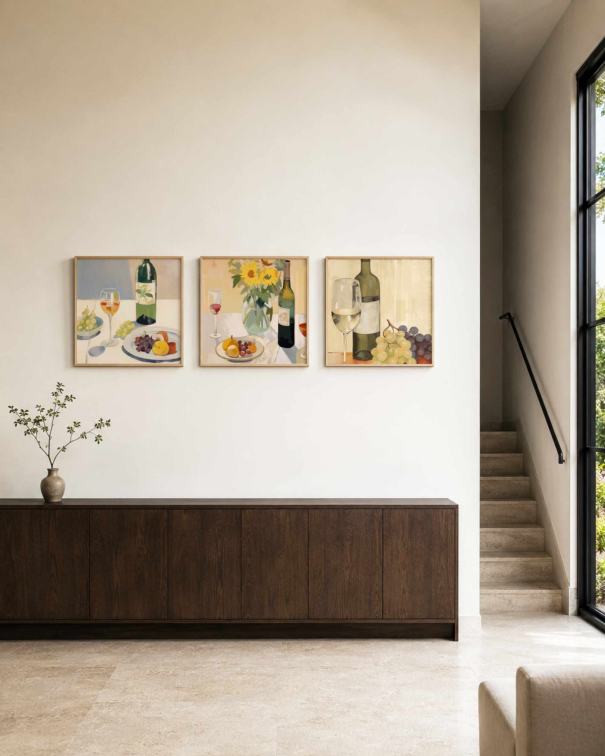 Interieurpresentatie van een driedelige vierkante posterset met wijn en fruit